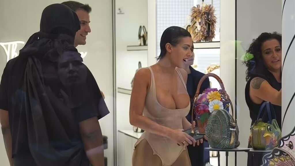 Bianca Censori les tétons en l'air pour faire du shopping