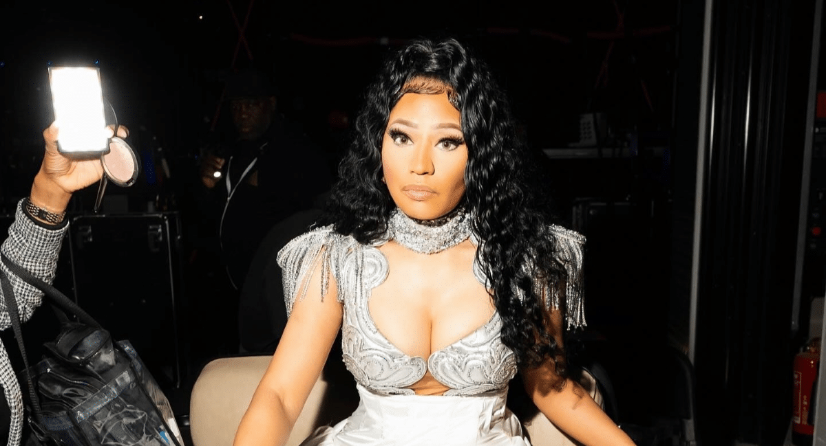 Afro Nation : Nicki Minaj brandit le drapeau congolais, les internautes réagissent ! Afro Nation : Nicki Minaj brandit le drapeau congolais, les internautes réagissent !