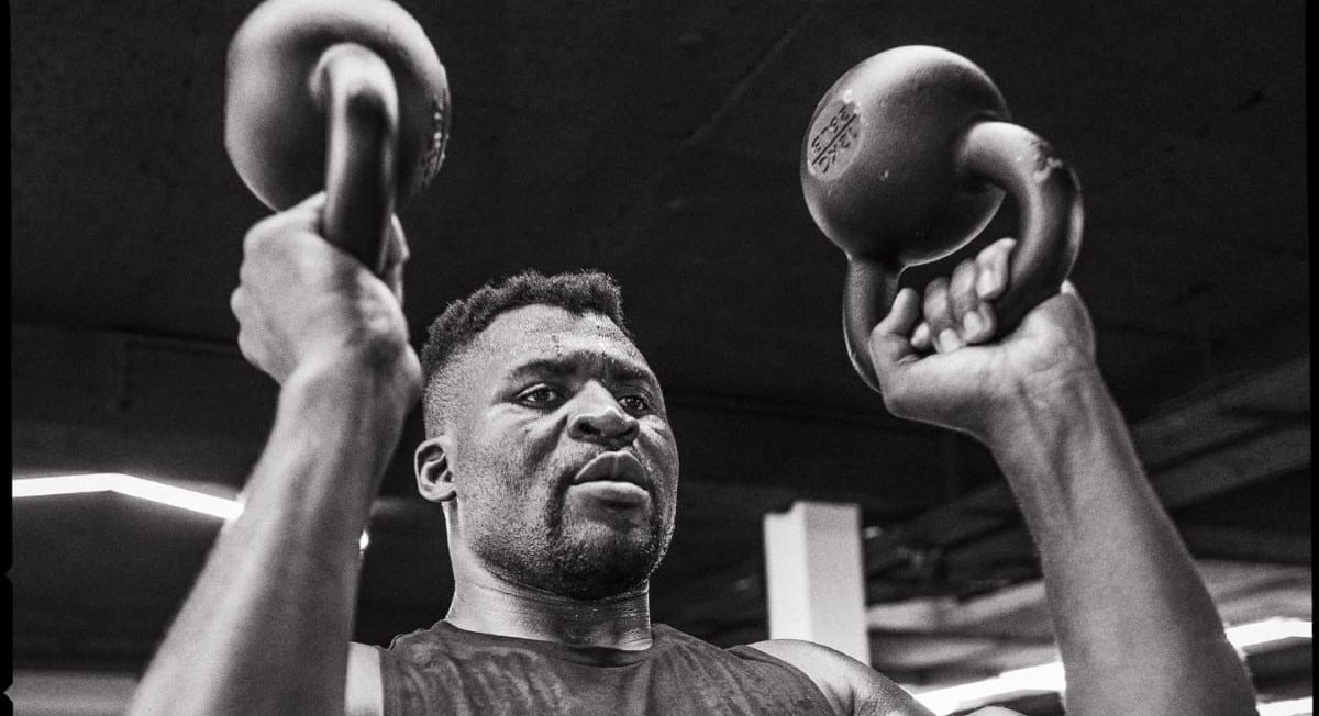 Anthony Joshua règle la dette de Francis Ngannou à un combattant Anthony Joshua règle la dette de Francis Ngannou à un combattant